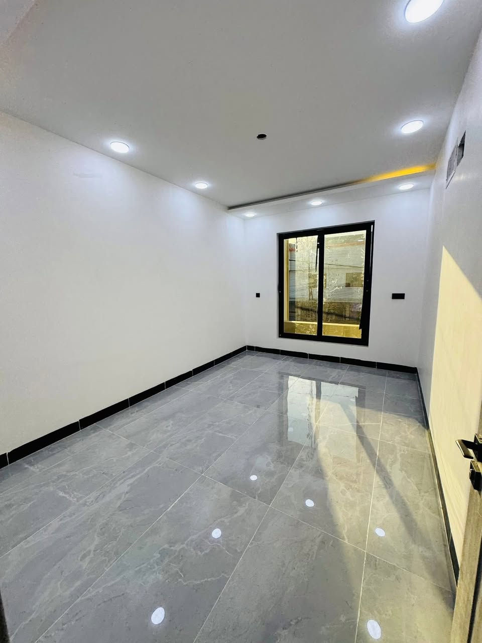 مكتب_الرواسي_للعقارات 
•بيتين للبيع في حي السكر على شارع 20 متر 
•المساحة 155 متر الواجهة 7 ونص لكل بيت 
• طابقين بناء حديث فول استلام فوري/ شارع تبليط بعرض 20متر 

•الطابق الاول : غرفتين نوم مع هول واستقبال ومطبخ وصحيات
•الطابق الثاني : اربعة غرف نوم مع هول وصحيات 

🌍الموقع  مميز : حي السكر قرب سوق السكر على شارع 20م
📃 سند سكني ملك صرف / شرط القرار التمليك  والتحويل 

للإستفسار مراجعة المكتب او الاتصال على الأرقام التالية   عمار العبيدي   

***********

*********** واتساب

  ايمن   

 ‏‪0750 214 4093‬‏    ‏

‏‪0775 630 2993‬‏ واتساب

   اوس 

‏ ‭0770 287 3744

‏  ‬ ‭0750 219 5078‬    

ابو سند 

‭0 775 714 2899‬

عنوان المكتب حي النور سايدين دانية ماركت مقابل افران الرائد   #الرواسي_للعقار
