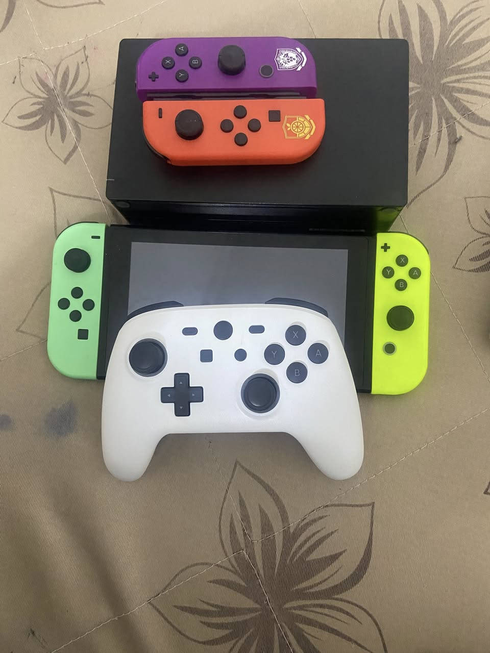 السلام عليكم 
نتيندو سويتج lcd للبيع او مراوس بأكس بوكس سيريس اس او بلي 4
نتيندو مهكر نظامين بيه هواي اللعاب وتكدر تنزل عليه اللعاب 
يجي وياه جويستك اضافي وجويكون اضافي
السعر 250 وبيه مجال يوجد توصيل محافضات
للتواصل واتساب على الرقم ***********
