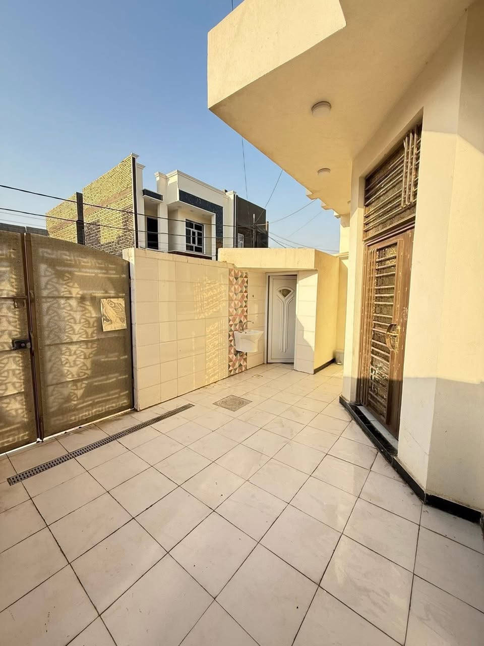 #بيع_مستعجل_سعر_مناسب 
السلام عليكم 

دار للبيع 125م طابو زراعي سند 25 

يحتوي على 👇🏻

3 غرف نوم - صاله - كلدور - مطبخ - كراج - مجمع صحيات عدد 3 - مناور 

الموقع 📍 

نادر الثانيه - خلف مول اهل الخير 2 

للاسـتـسفار عـن اي عقار يتم نشره  مراسلة الصفحه او الاتصال على 

   ⁠***********    ***********
