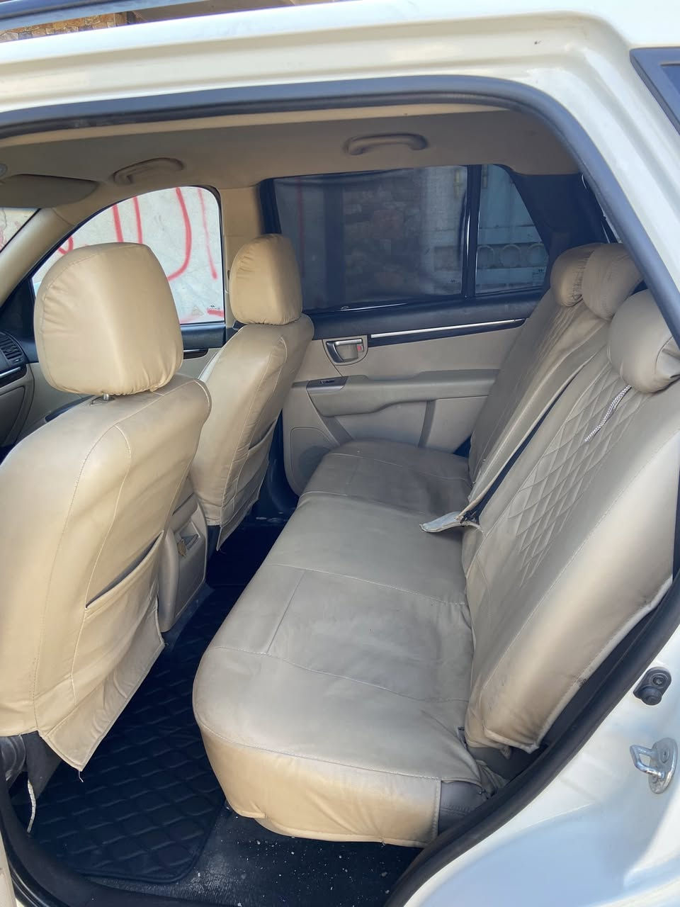 السلام عليكم هونداي  سنتافي   2012 المقدس     المحرك 4 سلندر دوش المرغوب السياره نص فول بيه ملاحضات بارد بسيطه وبيه بار جوه الرقم السياره مكفول من كلشي المكينه والكير مكفولات  شركه السعر 155 وبيه مجال للشراي العنوان حله ورديه خارج ***********  السياره خليجي
