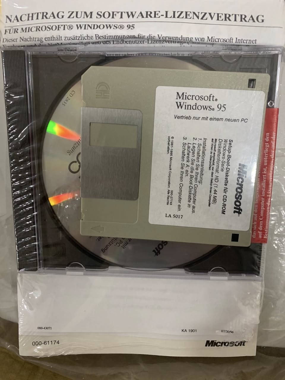 كمبيوتر كلاسيكي نادر جداً من التسعينات – MEDION Pentium MMX
قطعة نادرة من تاريخ التكنولوجيا تعود إلى حقبة التسعينات.  
هذا الجهاز ليس مجرد كمبيوتر قديم، بل نظام كامل أصلي محفوظ مع الصندوق وجميع البرامج والملحقات الأصلية، وهو أمر نادر جداً بعد أكثر من 25 سنة.

الجهاز يأتي كاملاً مع:
• الشاشة الأصلية 15 بوصة SVGA CRT  
• الكيس (البرج) الأصلي  
• لوحة المفاتيح الأصلية  
• الفأرة الأصلية  
• الصندوق الأصلي مع التغليف  
• أقراص Microsoft Windows 95 الأصلية  
• شهادة الأصالة (Certificate of Authenticity)  
• الأقراص والبرامج الأصلية  
• الكتيبات والـ Manuals الأصلية

المواصفات:
• معالج Pentium MMX بسرعة 166MHz  
• ذاكرة RAM سعة 32MB  
• قرص صلب 2.1GB  
• قارئ CD-ROM  
• محرك أقراص مرنة (Floppy)  
• نظام Windows 95 الأصلي

من الصعب جداً العثور اليوم على جهاز من هذه الفترة بهذه الحالة الكاملة مع الصندوق والبرامج الأصلية، لذلك يعتبر قطعة مميزة لهواة جمع أجهزة الكمبيوتر الكلاسيكية (Retro Computer Collectors) حول العالم.

مثل هذه الأجهزة غالباً يتم الاحتفاظ بها في مجموعات خاصة أو متاحف التكنولوجيا لأنها تمثل مرحلة مهمة من تطور الكمبيوتر الشخصي.


**إذا كنت صاحب هذا الإعلان وتريد حذفه لأي سبب، رجاءا أرسل رسالة إلى الدعم الفني**