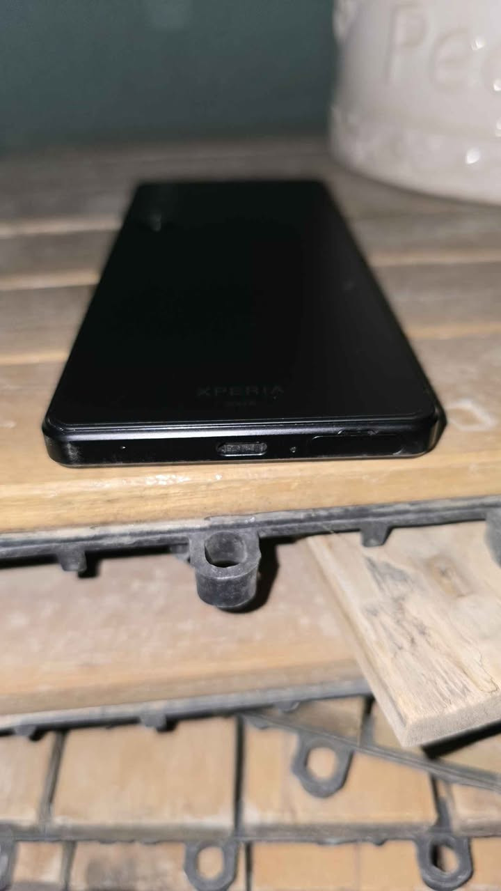 سێ کامێرای 12 مێگاپێکسڵ: 16 ملم (ئەلترای واید)، 24 ملم (واید)، و 85-125 ملم (تەلەفۆتۆ).

تواناکانی Pro: هەر سێ عەدەسەی دواوە دەتوانن...

وێنەگرتنی 4K HDR بە 120fps.

خێرایی: تایبەتمەندی Eye Autofocus و وێنەگرتنی تەقینەوەی 20fps لە کاتی ڕاستەقینەدا هەیە، کە لە کامێرای بێ ئاوێنەی ئەلفای سۆنی بۆماوەیی دراوە

شاشەی 4K OLED: پانێڵێکی سەرسوڕهێنەرە بە قەبارەی 6.5 ئینج بە ڕێژەی نوێبوونەوەی 120 هێرتز. لە بنەڕەتدا مۆنیتەرێکی پیشەگەرە بە قەبارەی گیرفان.

خاوێنی 98% زۆر خاوێنە 

Audio Legacy: هێشتا دەرچەی هێدفۆنی 3.5 ملم هەیە، ئەمەش لە مۆبایلە پێشەنگەکاندا دەگمەنە. هەروەها تایبەتمەندی بڵندگۆی ستێریۆی پێشەوەی هەیە و پشتگیری لە دەنگی Hi-Res Audio (LDAC) دەکات. 

گلاس ڤیکتوس پێشەوە و دواوە بە پلەی بەرگری ئاو IP68 و دوگمەی تایبەتی شاتەری فیزیکی.
چیپسێت:
 بەهێزکراوە لەلایەن snapdragon 8 gen 1 

نرخەکەی 320 هەزار قفل 🔒   
 
وە دیارییەک لەگەڵیدا هەیە کە بای 50$ بۆ 60$🎁  

بەداخەوە من Deliveryم نییە و شوێنیشم سولەیمانیە السليمانية, العراق


**إذا كنت صاحب هذا الإعلان وتريد حذفه لأي سبب، رجاءا أرسل رسالة إلى الدعم الفني**