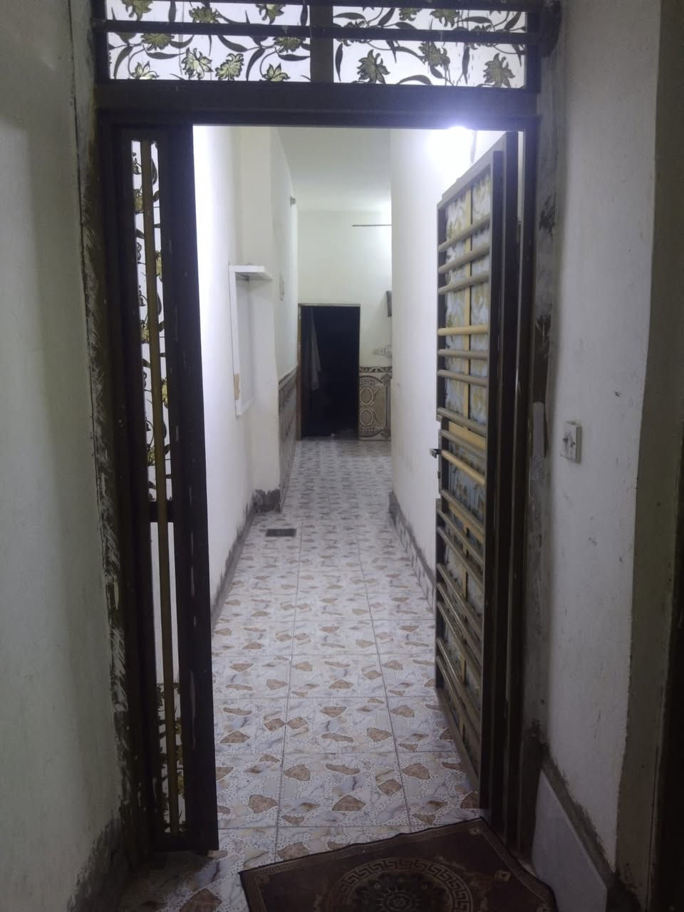 دار للبيع المساحه 220 متر طابقين بناء جديد كونكرية يحتوي على غرفتين وصاله وستقبال ومطبخ وصحياة وحمام الطابق الثاني يحتوي على غرفتين وصاله ومطبخ وصحياة وحمام العنوان حي العسكري الثانيه قرب حسينية ام البنين شارع ٦٠ مرجعة مكتب الكعبي للعقار *********** وتساب اتصال
