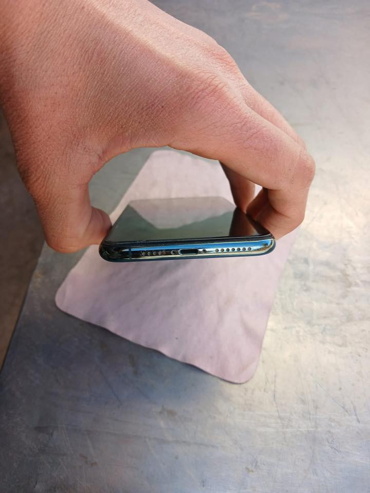 ايفون 11 برو ماكس
نموذج m
ذاكره 256
مستبدل شاشه وبطاريه نوعيه اصليه
البطاريه 100 
حتى الفيس ايدي شغال
الشحن تنسى 
السعر 190 الف قفل بدون معامله
واتساب ***********
اتصال فقط ***********
مكاني حله المركز
