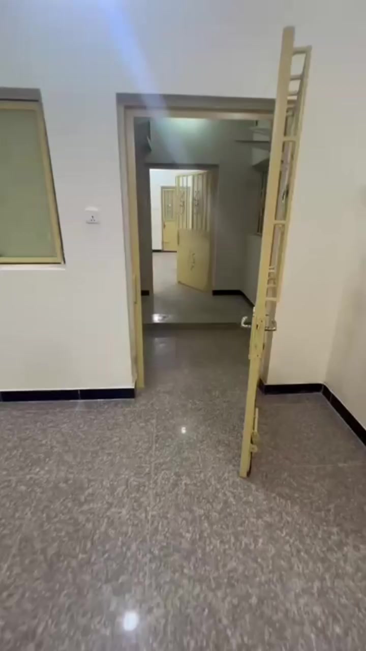 بناية متكونة من 3 شقق شقتين طابق ارضي و شقة طابق اول شقق الطابق الارضي متكونة من غرفتين نوم و هول و ديوانية و مطبخ و حمام و گراج مساحتهن 165
و الشقة الطابق الاول تتكون من غرفتين نوم و صالة و هول و ديوانية و حمام مساحتها 175 بناء جديد 
المكان : بريهة جسر المحاكم بضهر دكتورة ميسون و قريب على العمارة كراج سيارات 
و تصلح البناية للأيجار من قبل مكاتب او عيادات او شركة او مركز تجميل للاستفسار الدخول للخاص او هذا الرقم ***********
