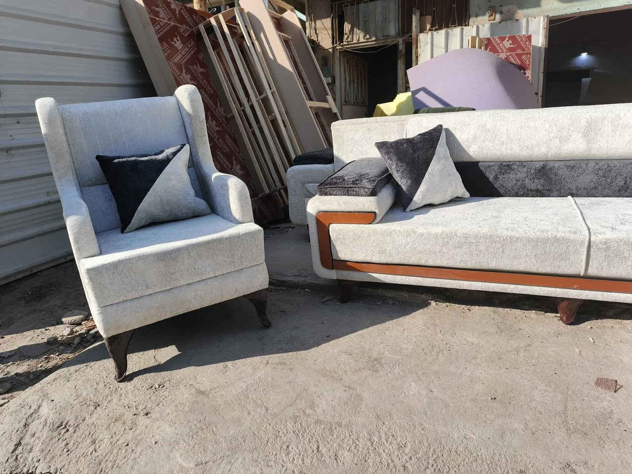 سلام عليكم تخم ١٠ مقعد المقعد بلوك قماش خاولي شغل درجة اولى متوفر جميع الالوان حسب الطلب للاستفسار *********** بغداد, العراق
