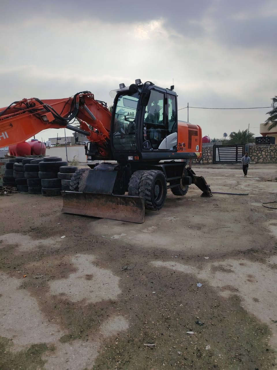 سلام عليكم اخوان هاذهي حفارة  للبيع جاهزه بدون اي نقص موقعها بابل       ***********

