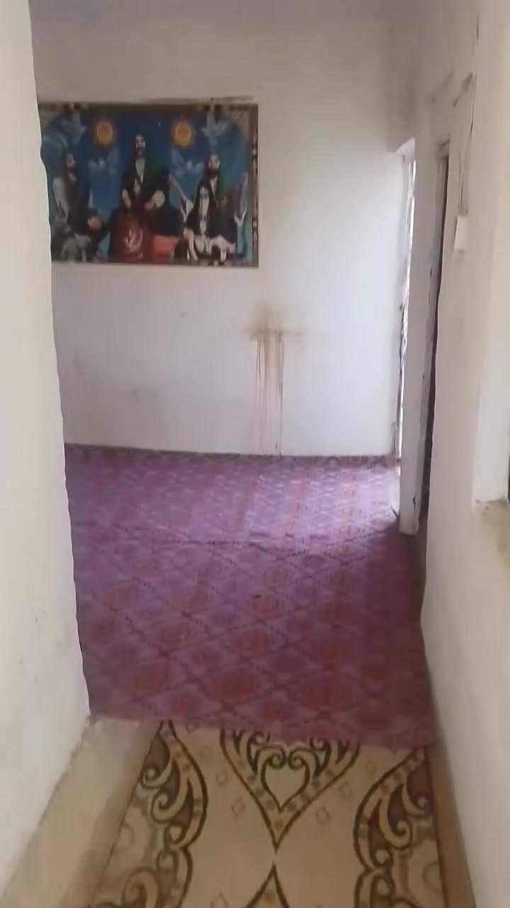 السلام عليكم دار للأيجار طابق ثاني يتكون 2 نوم استقبال صاله وخدمات كربلاء حي العسكري قطاع 13 سعر 250 الف/ *********** / ***********
