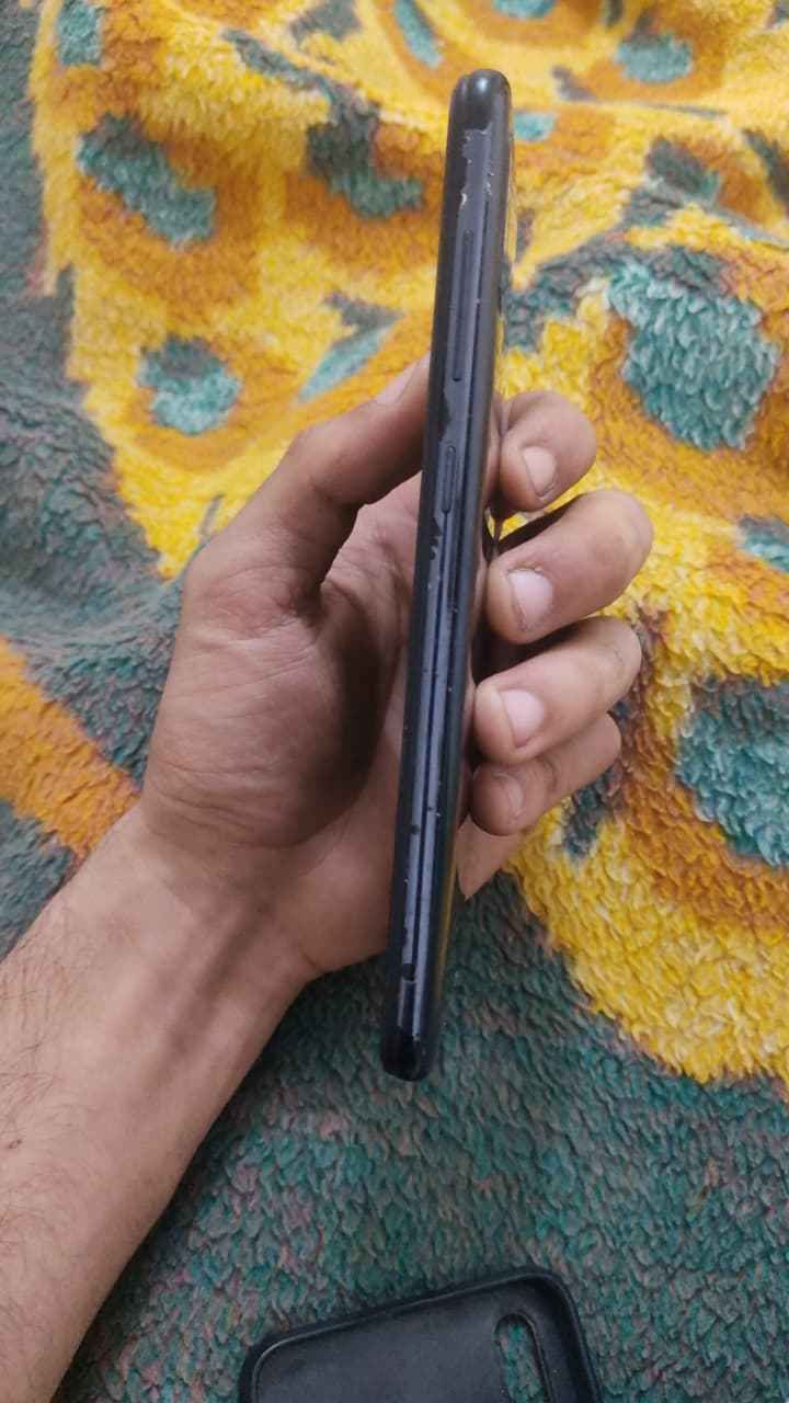 هاتف A70 مستخدم 
أخذه الابنك الصغير ا الاخوك الصغير

امبدل شاشة أصلية 
الايسي يحتاج تبديل بس يشحن طبيعي ماكو اي مشكلة تبديلة ب5 آلاف دينار تقريبا
غير متوفرة شاحنته ويا
ذاكرته 128 
المعالج سناب دراكون
 يشغل ببجي طبيعي وكل الألعاب تقريبا 

سعره 125 وبي مجال بل الي يرضيك 
اتصل على الواتساب فقط:
 *********** كربلاء, العراق
