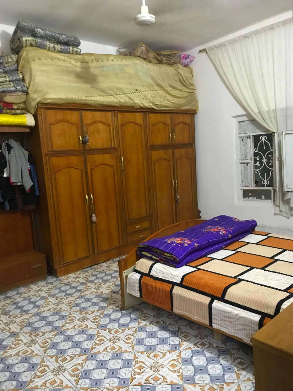 سلام عليكم دار للبيع المساحه 200 متر طابو زراعي البناء طابوك وبلوك درجه أولى السقف اعكاده/ المكان المعاره السيطره خلف الحسينيه يبعد عن الشارع 150 متر /يتكون البيت غرفه وحده / استقبال / صحيات داخل وخارج/ مطبخ / صالة / ممرات ثنين / حديقه / كراج سياره / البيت كامل ما عوزه شي السعر اتصل او خاص /***********
