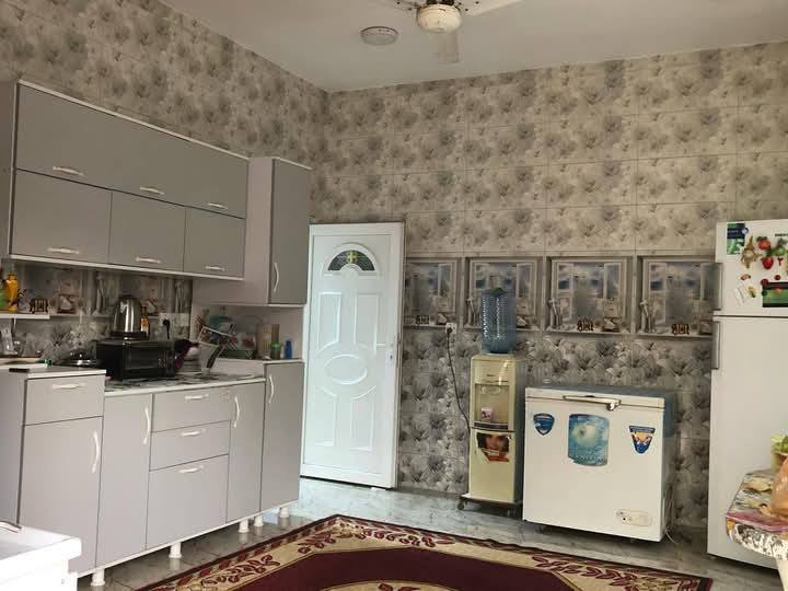 بيت للبيع مساح البيت كلي٢٠٠ ماعده حديقه بيت بيه غرفتين نوم 5في خمسه حمام 3في 3مساحه  حولي 7في اربعه مطبخ 5في خمسه فوك بيتونه تصلح غرفه بيتونه سطح شتايكر جديد صاله خطار 7في اربعه بناء حلوه مرتبه حسب نظره خارج ملبوخ بس واجهيه مطبكه وبس ارضيه طرمه مطبكه وبس موقع بيت كمير قرب مركز شرطه الفحامه نزله مقابيل مركز مسافه قريبه بيت فرعي عرض شارع 10 هاتف تواصل صاحب بيت ***********
