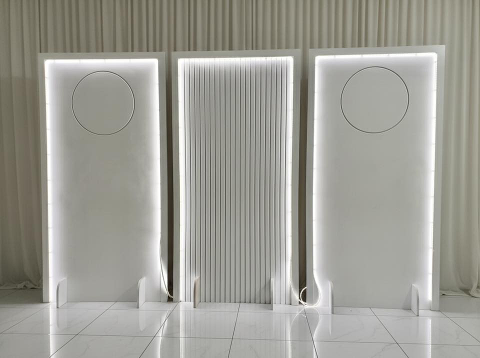 ⭕️خلفيات كوشة جديد مامستعمل 3 سعر الوحدة 450 
⭕️تجي وي كل وحدة غراض طاولة كاملة +ستاند ستائر تفاصيل 
⭕️1- ستاند ستاىر  3*3 تتحكم بالطول والعرض  عدد واحد 
⭕️2- ملكانة لعرض الذهب وحدة
⭕️3-  قواعد شموع عدد 3 
⭕️4- قند واحد وي كل كوشة 
⭕️5- مقدمة كيك مزخرف وياها ٢ كلاصات مزخرفة وسكين وجطل وملعقة مزخرفات 
⭕️ يعني تحتاج فقط شازلون(قنفة) وطاولة وتبدي تشتغل 
التواصل واتس اب *********** مكان بغداد حي النصر
