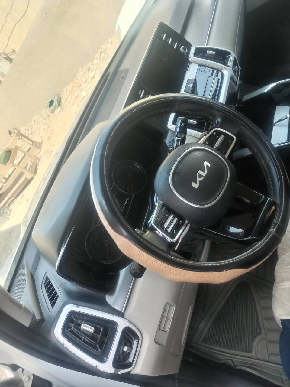 السلام عليكم. سورنتو ٢٠٢٣ محرك ٦ كفاله عامة ماعدا بارد بسيط موضح بالصور. مواصفاته معروفه. كشنات كهرباء. جنطه كهرباء. قمارة حديد. ماشية ٧٠ الف. سياره ماخذه زيرو. السعر ٢٦٥. مكان السيارة ديوانية موبايل ***********
