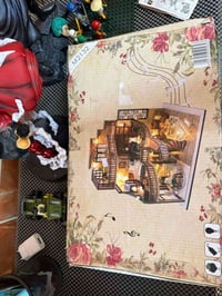 تركيب خشب • لمبات ليد • أثاث