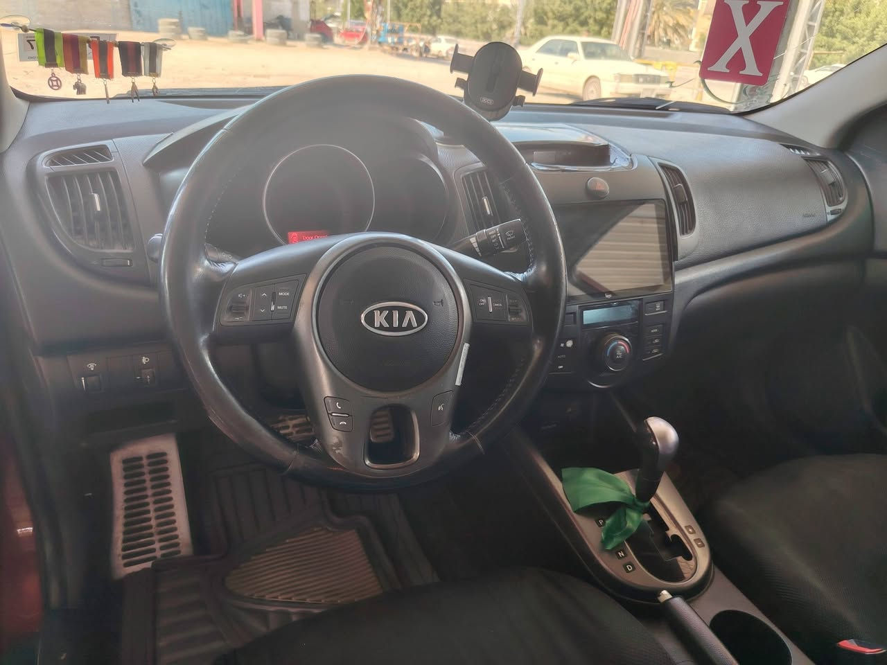 سيراتو موديل 2010 سياره بيهه دحجه من جهه اليسره ورجعيه بارد بدون دواخل بنيد بي معجون بيه خيط بخار بس مايثر والباقي خير من الله عليه تخم تاير تخم مجاول بلكات بخاخات ادامه يعني تحكم ستيرن شاشه 
السعر82 وبيهه مجال للطيبين 
*********** غير متواجد على الفيس
