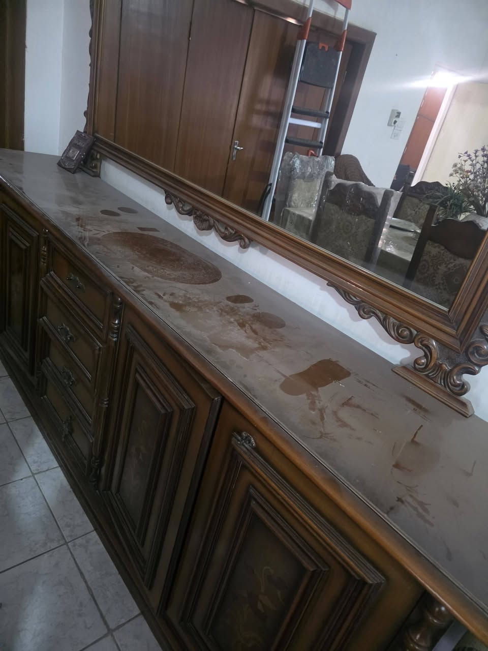 غرفة طعام بوفية وميز ٦ كراسي ايطالية للبيع للاستفسار ***********
