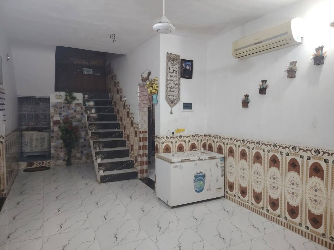 لسعر 28 وبعد بي مجال سلام عليكم بيت للبيع غرفه وحده +هول حمام داخلي +مطبخ ومضيف. بيت جديد صب كونكريت وجاهز مزفت وبيتونه صب كامل مكمل مساحه جبيره المكان جبله حي سلام لثاني قرب لنهر يبعد عن التبليط 50متر كافه لخدمات مي كهرباء واير سحب ماتصرف علي ربع للاستفسار. ***********. زراعي. *********** مساحه لكليه 240
