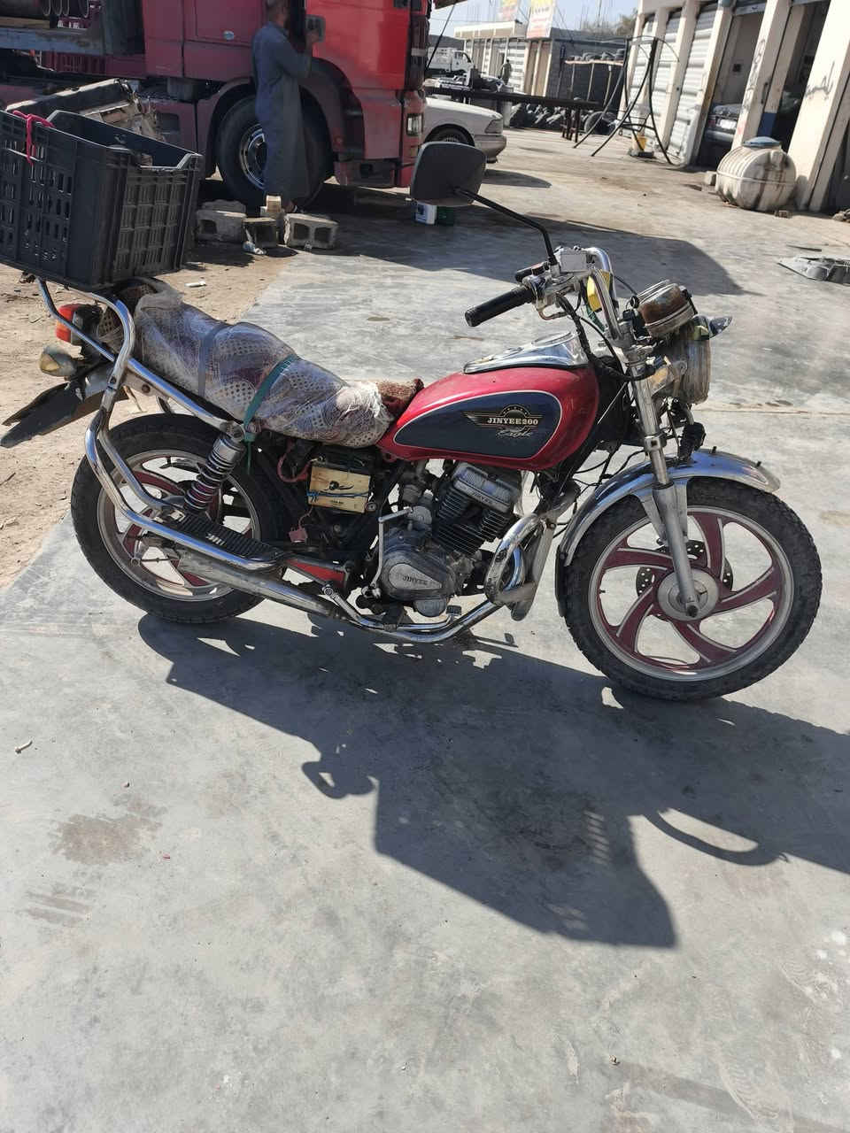 سلام عليكم
دراجه جني نضيفه ما بيها كل نقص اوراق كامله كل شي بيها شغال ناقصها باتري بس 
دراجه خير من الله 
250قفل 
***********هاذ رقمي اليحب يشتري 
اذا مو شراي لا تدك عليه
