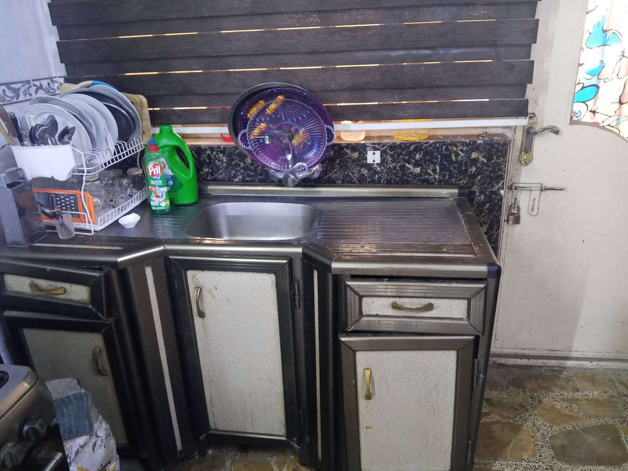 كاونتر المنيوم تسكام مستعمل بقياس2.50 م
والسنك 1.50 م 
للتواصل ***********
بغداد ____ الزعفرانية
