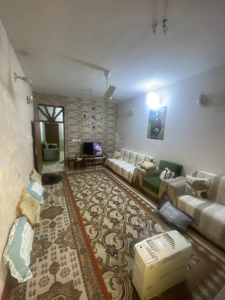 بيت طابقين في منطقة الكفاءات قرب مدرسة بغداد يحتوي استقبال مطبخ وصالة طابق ثاني غرفتين مع حمام داخلي وخارجي مساحة 75 متر السعر ١١٥ 
رقم ***********
