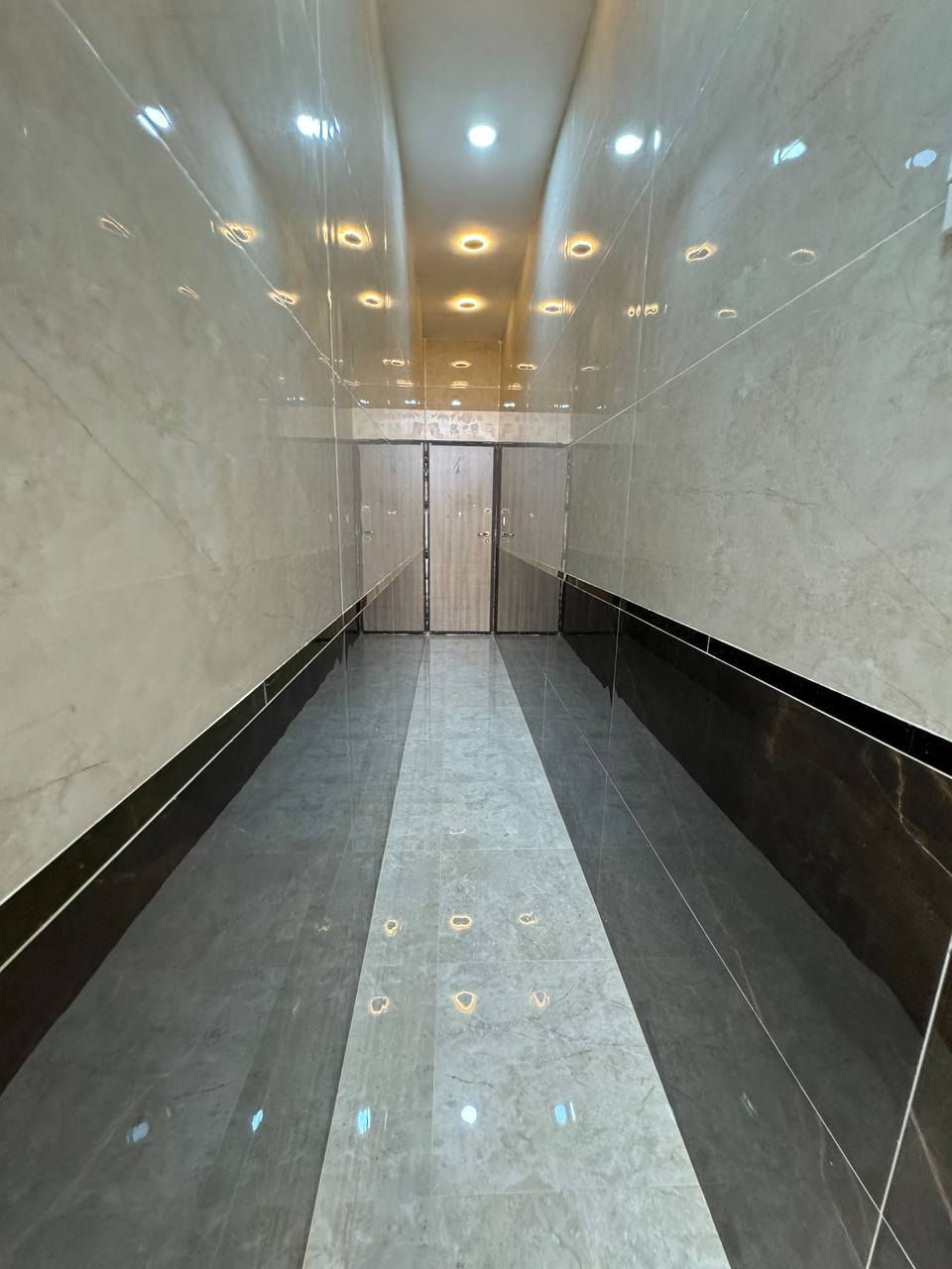🏠دار للبيع زراعي سند ٢٥ قرار محكمه 
♦️مساحه ١٠٠م طابقين ونص 
♦️بناء درجه اولى 
🛑منطقه الدوره الرواد نهايه شارع ٦٠ قرب كليه الهادي 
🛑يتكون من 
♦️استقبال
♦️حولي 
🔻مطبخ حار+ بارد 
♦️غرف نوم عدد ٤
♦️منور 
♦️خدمات ٣

💸سعر خاص 

⛔️ الاستفسار والاتصال 

***********
