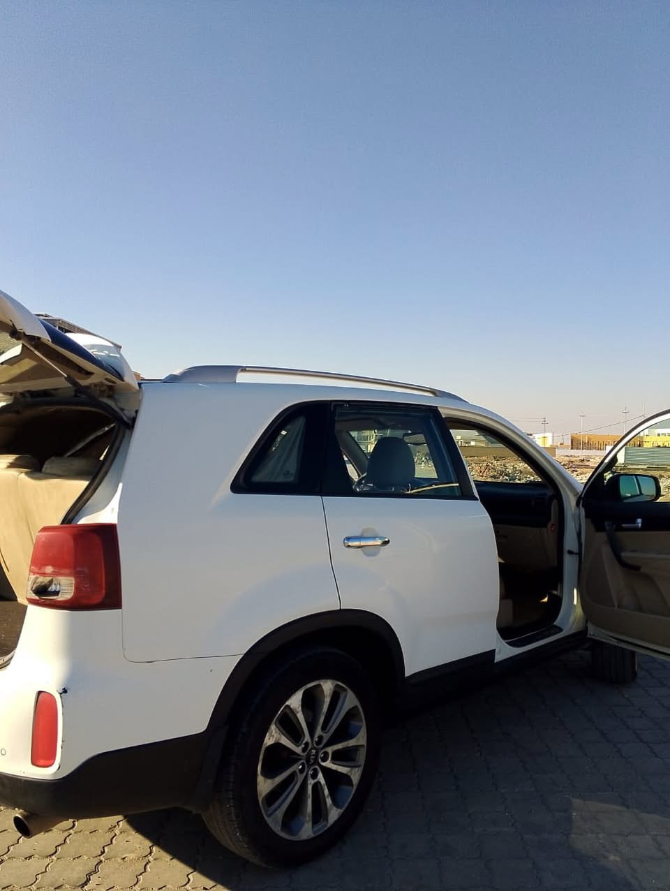 سلام عليكم
كيا سورنتو مديل 2014 خليجي  بيها اربع طلقات وطخه خفيفه بالباب عكس باب السايق وصبغ بنيد فقط مكينه اربعه سلندر 2400 دوش جديده توها شادها تايرات حداديه جديده  ماشيه 195 كم سياره عائليه عدد الركاب 7  
 سعرها 160 
الرقم: ***********
