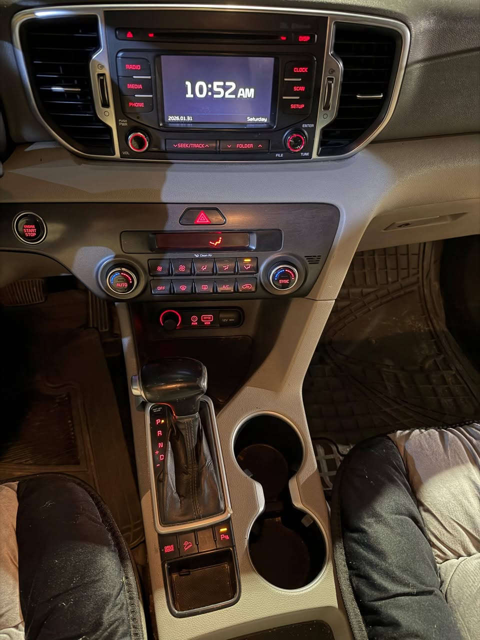 سبوتج موديل 2017 وارد خليجي فول موصفات  ما عده الفتحه 
حساسات امامي خلفي 
بصمه +ترحيب 
تحكمات استيرن 
الايت عالي ناصي زنون+ بلوجكتر 
محرك 2000 دوش 
السياره وياها بصمات 2 
السياره خير من الله مال بيت (ضربتها طخه بل باب الي وره الراكب كما موضح بل صور وبيها طكه خفيفه بل صندوك الوره وما سويتهن وسياره قطره صبغ ما بيها كفاله عامه وين ما اتريد افحص سياره جاهزه شغل وطلع ماشيه (192) حقيقي . محرك خير من الله لا تنقيص لا تبخير وشرط الفحص . السياره كدامك . السعر 168 مكاني البصره وهاذ رقمي ***********
