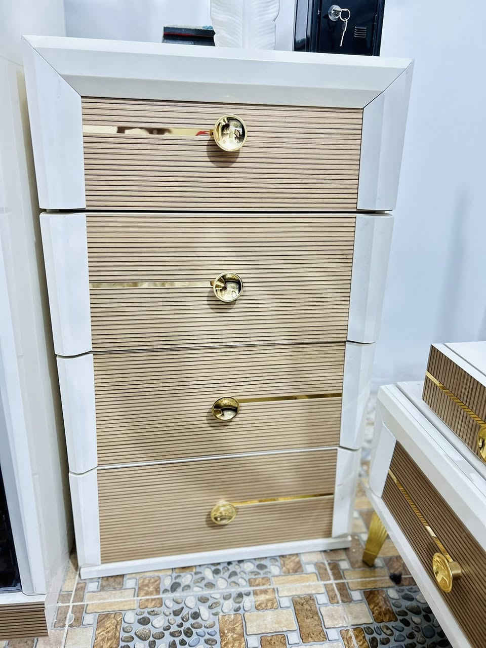 سلام عليكم غرفت نوم تركي جديده بمعنه الكلمه ماصرالها هواي من ماخذيها بس لغرض سفر سعر(( مليون و400))وبيها مجال/‭ 0787 187 5781‬
