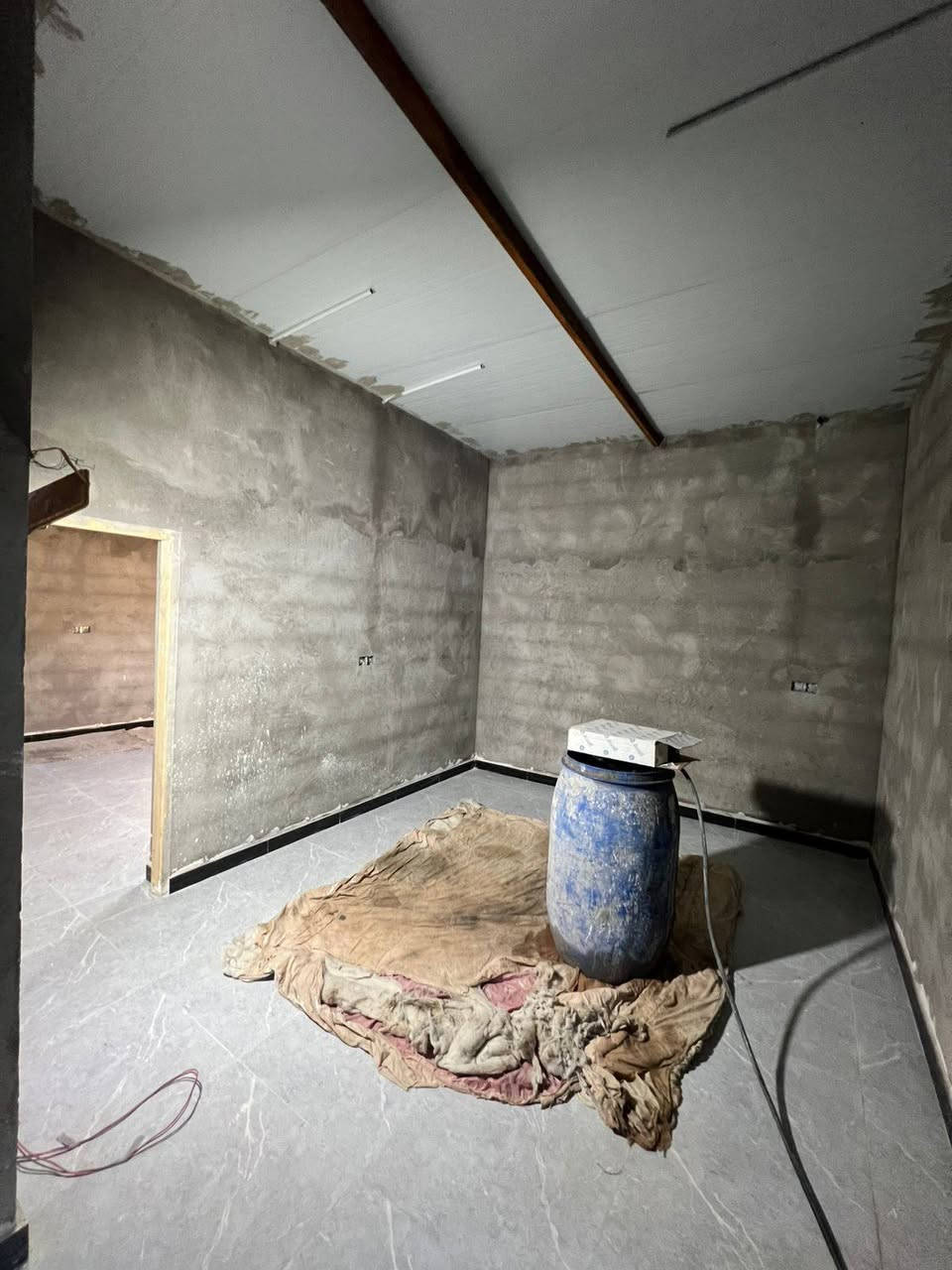 هذا البيت سبوع ويكمل مساحه 100 متر #السعر 40 بي مجال طبعن البيت رباط ارضي ورباط فوك شبابيك وسقف سندويج يحتوي على غرفتين منام وديوان وصاله ومطبخ وصحيات البيت وقف سني اصولي مسجل العنوان ابي الخصيب #ابو كوصره قرب مدرسة تدمر اللاستفسار اكثر واتساب 
***********
