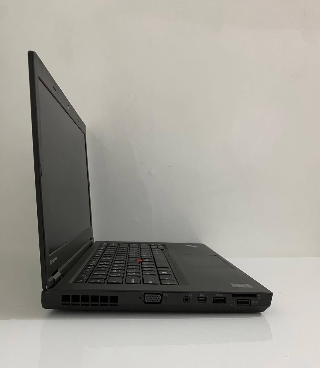 💻 Lenovo ThinkPad T440P | أداء قوي واعتمادية عالية
لابتوب عملي بهيكل متين ومعالج قوي فئة M، مناسب للشغل الثقيل وتعدد المهام بثبات.

⚙️ المواصفات:
• Intel Core i7 الجيل الرابع (فئة M)
• رام 8GB
• SSD سعة 256GB
• شاشة 14”
• كرت شاشة Intel داخلي حتى 2GB

🎁 ملحقات مجانية: حقيبة + شاحن أصلي + ماوس + ماوس باد
🛡️ خدماتنا: فحص عند الاستلام + ضمان استبدال أسبوع
🖥️ ويندوز وأوفيس منصّبة مجانًا

💰 السعر: 150,000 الف فقط 
للحجز راسل الصفحه ⚡️


**إذا كنت صاحب هذا الإعلان وتريد حذفه لأي سبب، رجاءا أرسل رسالة إلى الدعم الفني**