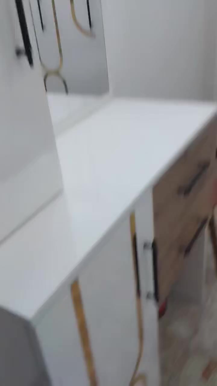 غرف للبيع غرفتين متكونه من 5قطع سعر الوحده ب 550مع الدوشك وغرفه متكونه من 10قطع مليون و100 مع الدوشك غرفه خشب زان سعرها مليون و300 مع الدوشك وبيهن مجال


**إذا كنت صاحب هذا الإعلان وتريد حذفه لأي سبب، رجاءا أرسل رسالة إلى الدعم الفني**