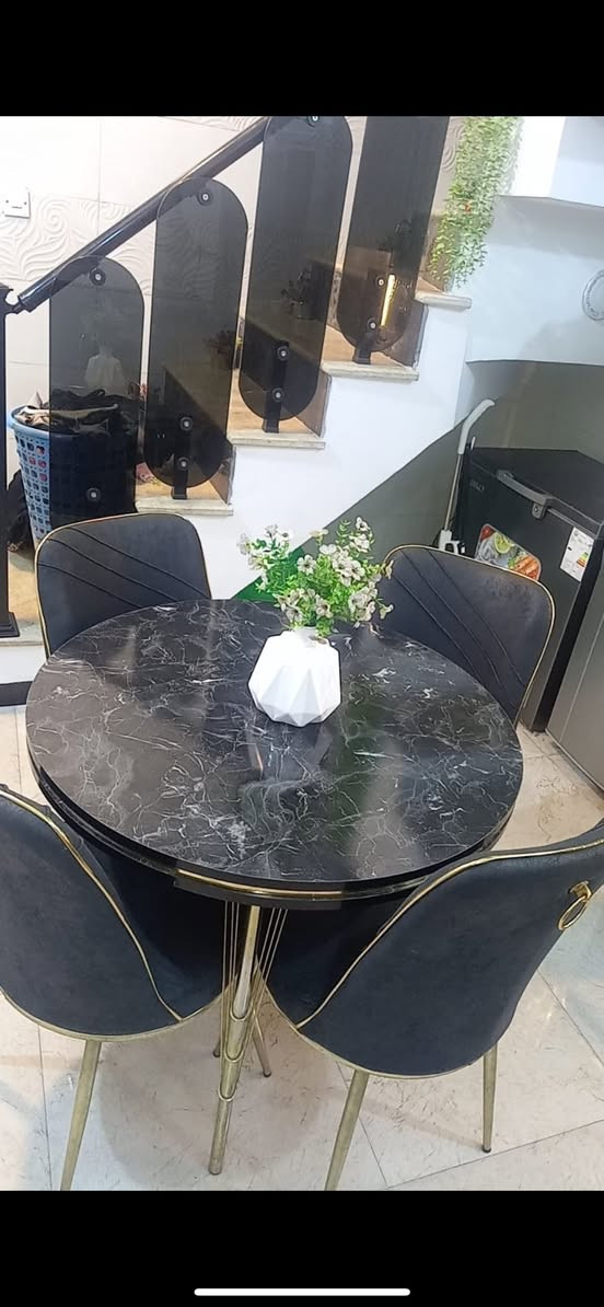 ميز طعام تركي نضيف مجرد مخليته ديكور اخذته قبل اشهر قليله وسبب البيع المكان ضيق الي عندي عنواني بغداد حي السفير سعره 200 للتواصل خاص او واتساب ***********
