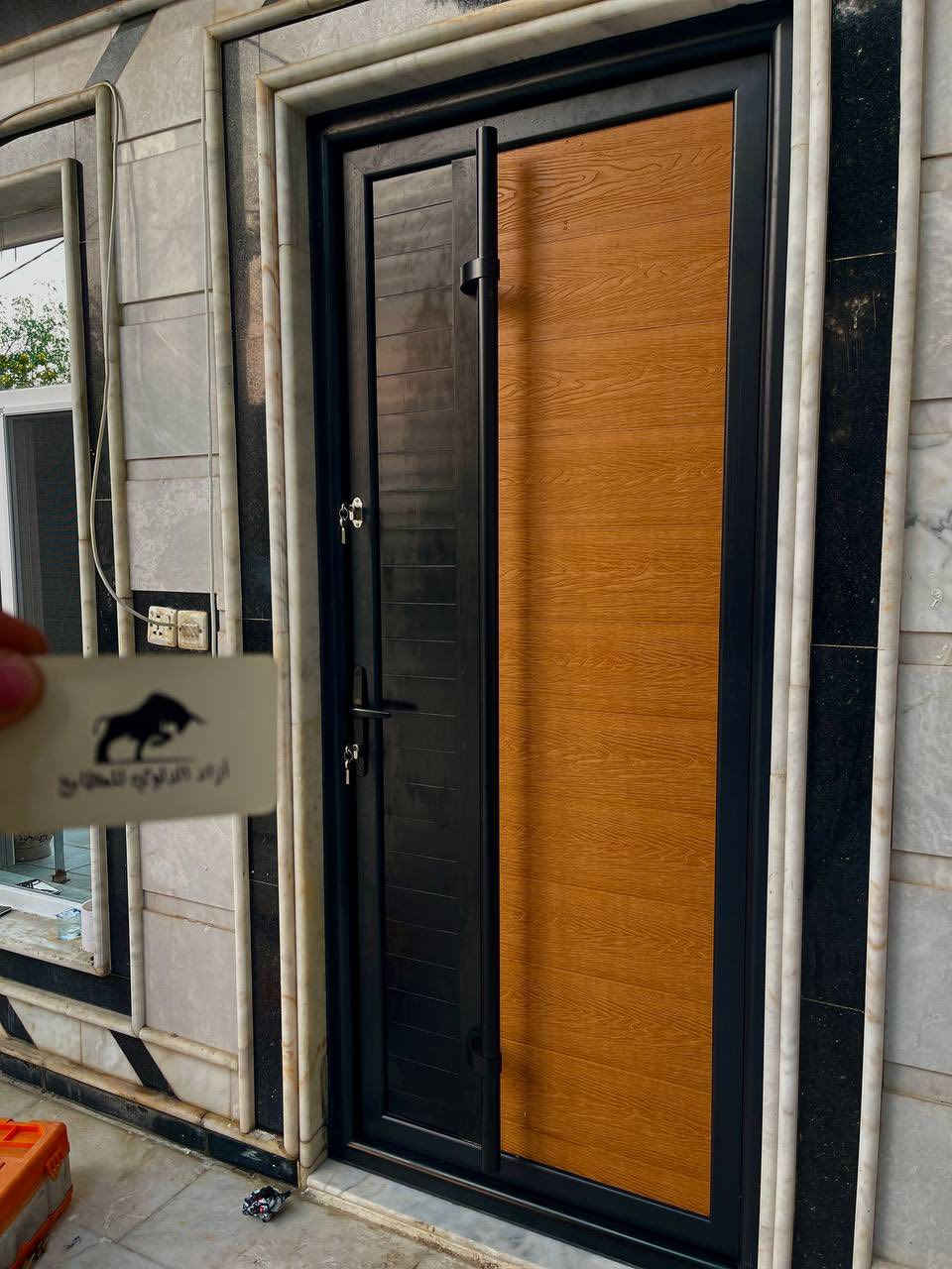 نفس الباب ونفس الأساس
لكن بالصورة الثانية صارت إضافات
مقبض ودبل جام حسب طلب الزبون
وطبيعي كل شغل يختلف
من زبون لزبون ومن ذوق لذوق

وياك خطوة بخطوة من أول طلبك
نسمع لك، ننفّذ على ذوقك
وبأدق التفاصيل وأنظف شغل 

نعمل #لجميع_المحافظات 
نعمل #بنظام_القسط_المريح

الفرع الاول /   بابل قضاء الهاشميه  
الفرع الثاني/   النجف الأشرف حي ميسان 
للتواصل  📞
***********
 ***********
