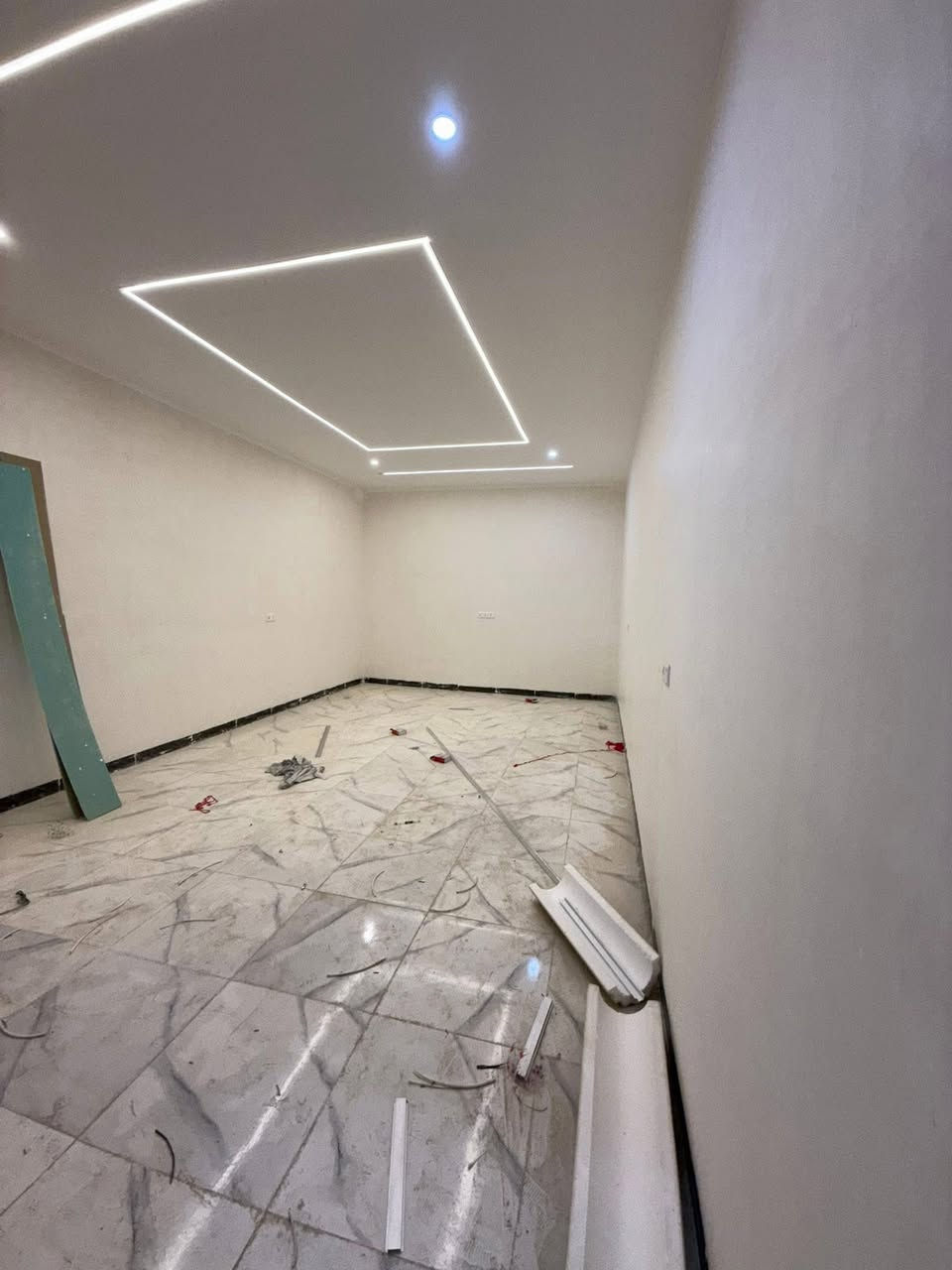 بيت زراعي للبيع  صفر مامسكون في ارقى مناطق كركوك مساحته 220 متر باتجاه شروق الشمس البيت مضمون اوراقه كلها كاملة مشمول بقرار التمليك مع توفر خدمات كاملة بالمنطقة ماء وكهرباء والمنطقة كاملة كلها زراعي  يتكون من استقبال وهول ومطبخ وغرفتين نوم سويت وصحيات داخلية وخارجية 
(السعر 92 )مليون وبي مجال 💵💵
العنوان طريق بغداد خلف المستشفى التركي بالضبط مقابل مطعم صمد  قرب المحافظة الجديدة 
للتواصل والاستفسار على الرقم التالي
***********
