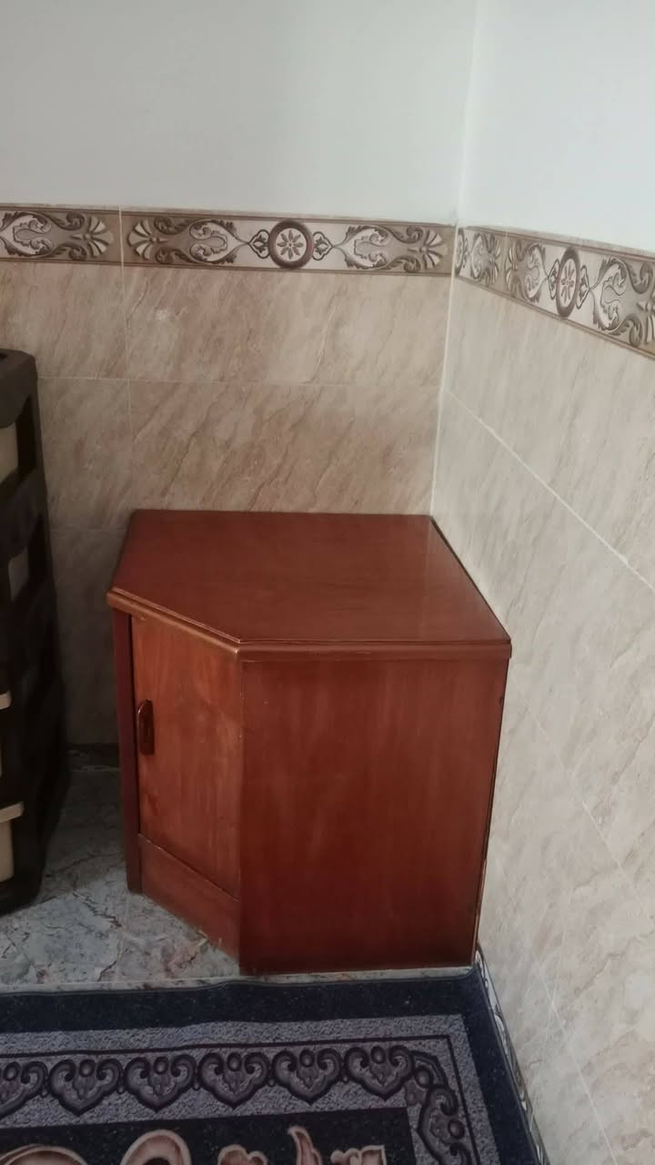 غرفه اخشاب نظيف جدآ شوفة عيونكم كمله ما عدا كنتور البو 5 بيبان 
يعني فقط موجود بل صوره لل بيع دوشك جربايه ايضآ للبيع سعر 250 وبيه مجال بسيط مكانه بل كفل 
للتصال واستفسار  ***********
