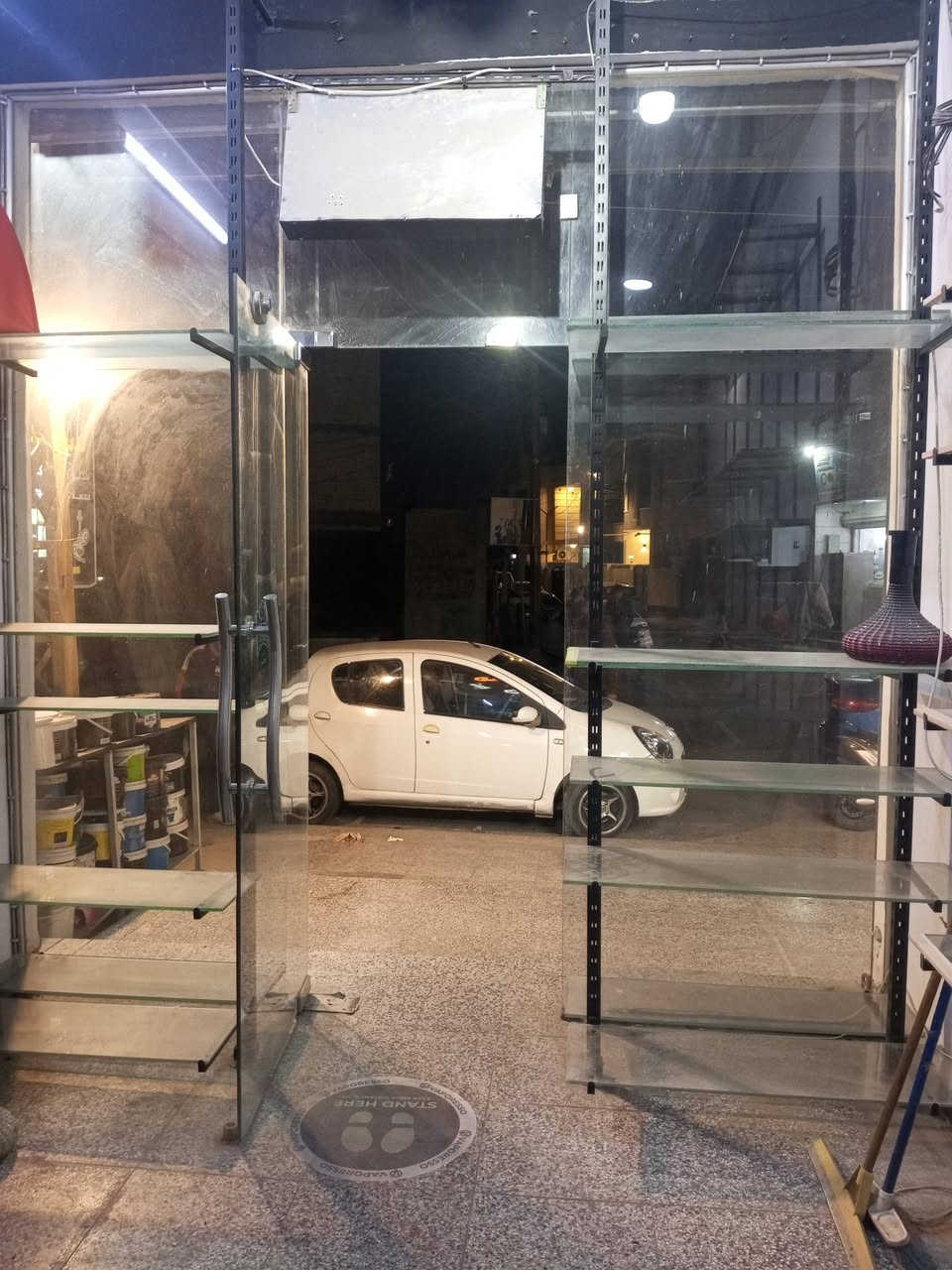 السلام عليكم 
للبيع رفوف زجاجيه وجام خانه ولوحة اسم المحل 
Whatsapp:***********
