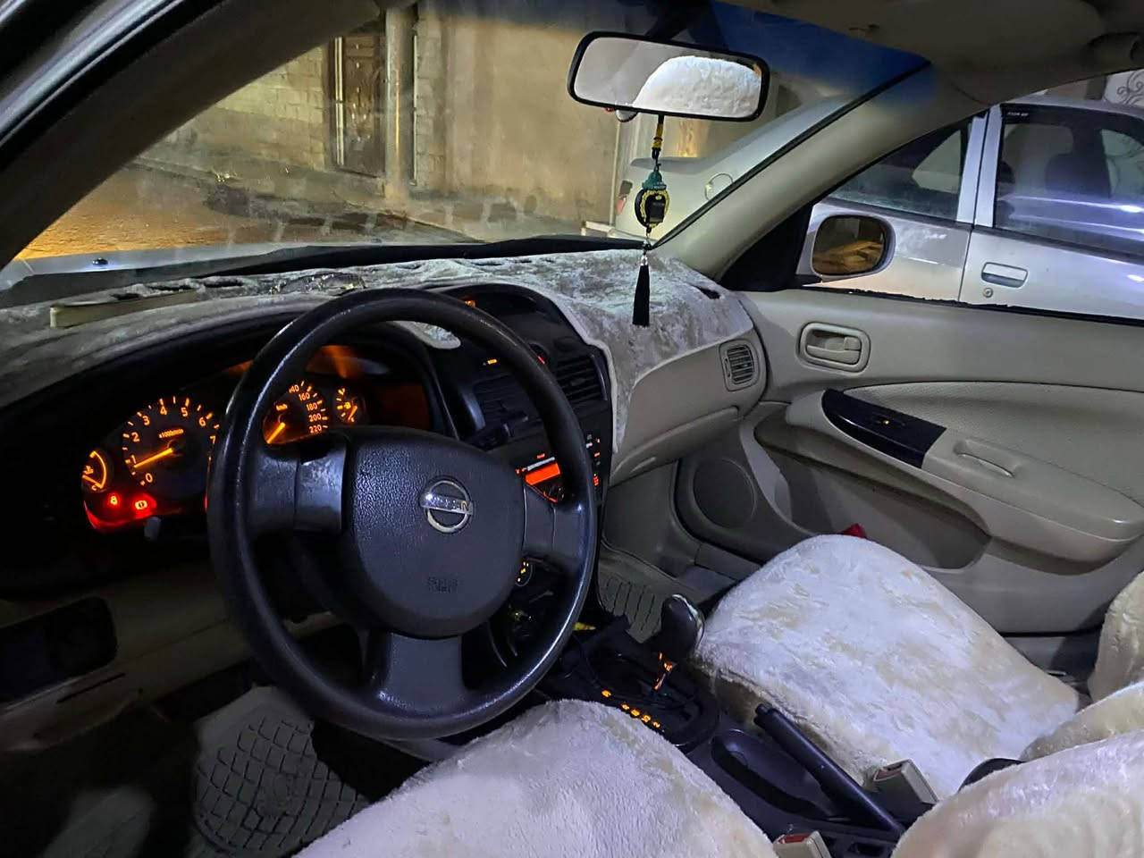 نیسان سەنی مۆدێل ۲٠۱٠ فول مواسەفات جامی کارەبا و شوێنی عەینەک واتا فول فولەکەی رەسمی سۆنەرەکەیم داناوە و دەعمی نیە بەس ساردی هەیە 
سەنەوی تاوەکو ۲٠۳٠ تازەیە و کارتی بەنزینی هەیە
*********** شمشمل, السليمانية
