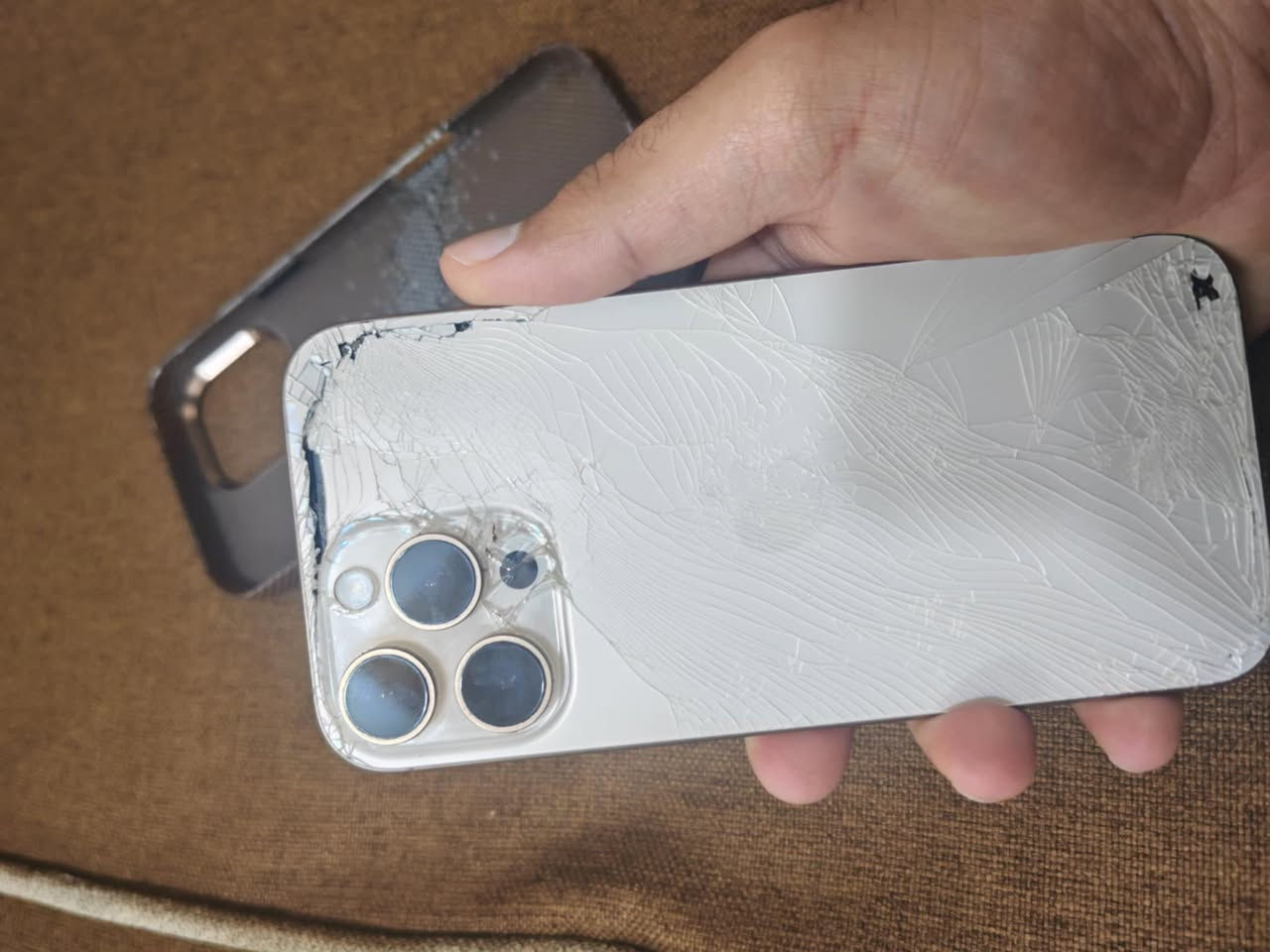 السلام عليكم
ايفون16برو ماكس 
256
بطاريه83
ماستر الجهاز ممفتوح ابد داخل الضمان 
وكع انكسر الضهر وهاي ال3نقاط السود بشاشه غيرهن ماكو 
ممئثر على كلشي كله شغال فيس ايدي وغيره كله 
سعره850وبي مجال 
مكاني ديالى الخالص 
***********

***********
