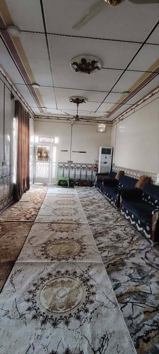 السلام عليكم بيت للبيع 350 متر يتكون من
ثلاث غرف 
استقبال 15 م
براني 11 م
مطبخ حار وبارد 
حديقه 
منور 
صحيات خارجيه وداخليه 
الموقع الحمزه الشرقي قرب صباح المحامي ب الجهئ اليمنه الزراعي البيت بناء ابلوك سنة 2020 *********** اللستفسار
