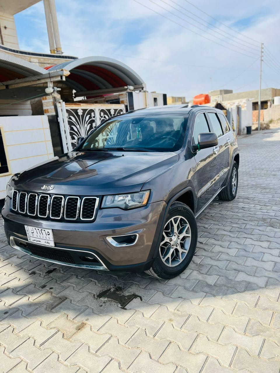 السلام عليكم
للبيع للبيع جيب شيروكي لمتدد فول مواصفات للاخير.. مكينه 3600كفاله بيهه 3قطع صبغ 
رقم بغداد باسمنه سنويه 2029تحويل وكاله حاظر.... السياره جديده وجاهزة من كلشي 
العنوان بابل الشوملي 
السعر 157
***********وتساب
***********
