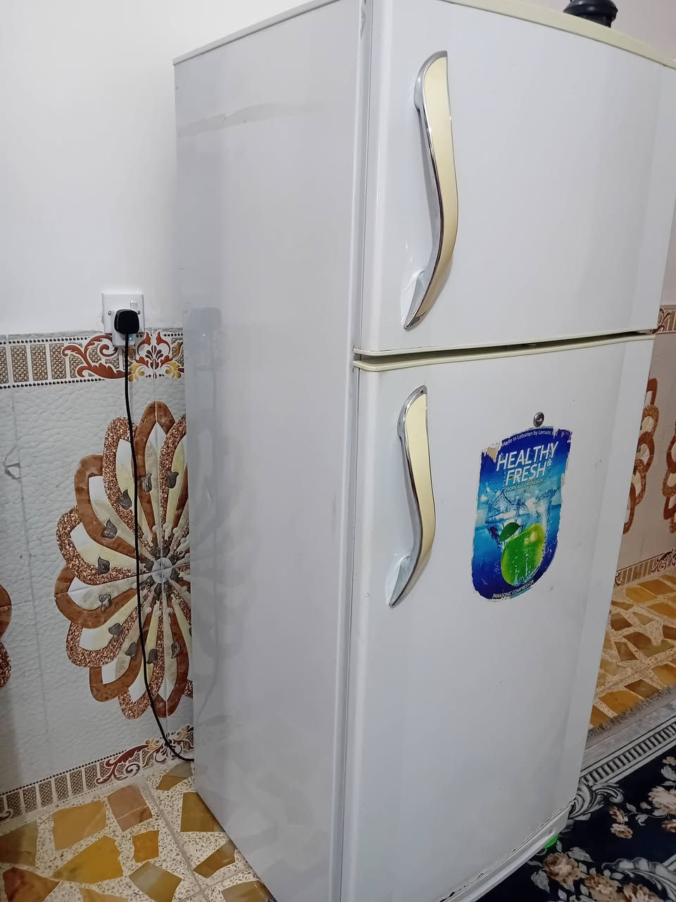 السلام عليكم عندي ثلاجة ومجمدة نضيف رقم موديل ***********
