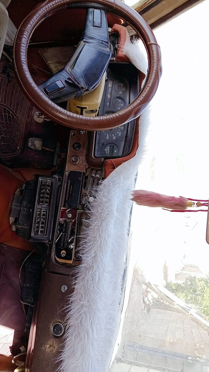 السلام عليكم بيكم للبيع موديل 83 سياره 4 سندر سياره نظيفه ومقفوله السياره ما يحتاج لها بالسته بريد             
***********
السياره رقم سنويه جدا
