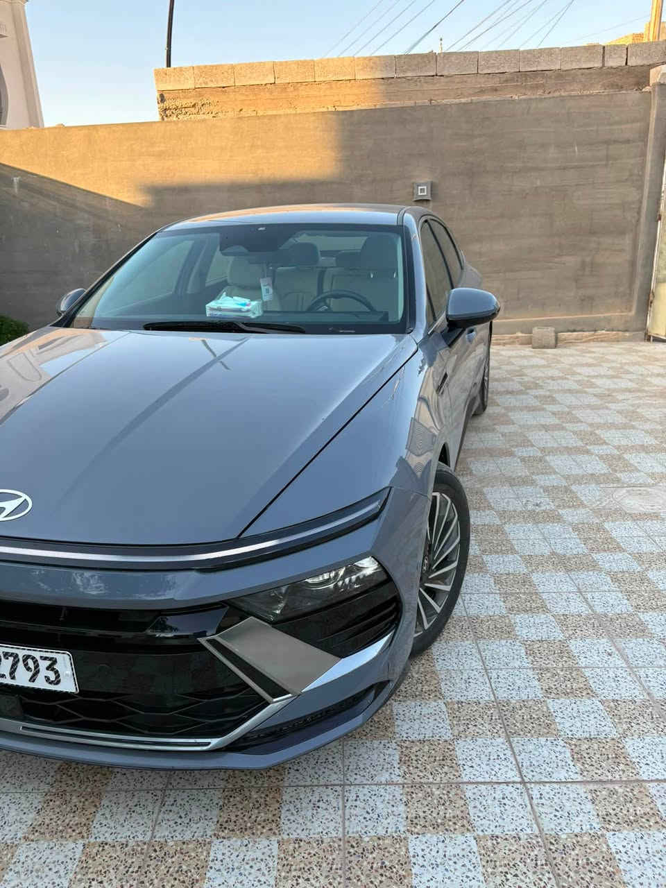 هيونداي سوناتا 2024 هايبرد ممشى 15 الف ميل فول مواصفات عدى الفتحة :
جنوط ألمنيوم قياس 17 إنج.
دخول ذكي بدون مفتاح.
شاشة وسطية 12.3 إنج.
Apple CarPlay.
Android Auto.
شاحن لاسلكي للموبايل.
منافذ USB-C أمامية وخلفية.
ناقل حركة إلكتروني (Shift by Wire).
مكيف أوتوماتيك ثنائي المناطق.
فتحات تكييف للمقاعد الخلفية.
مقعد السائق كهربائي.
إسناد لأسفل الظهر.
مسند يد خلفي مع حامل أكواب.
8 وسائد هوائية
كاميرا أمامية خلف الزجاج الأمامي.
رادار أمامي.
كاميرا خلفية.
مثبت سرعة ذكي (Adaptive Cruise Control).
نظام الحفاظ على المسار (Lane Keeping Assist).
مساعد البقاء بمنتصف المسار.
فرملة طوارئ أوتوماتيكية.
تحذير الاصطدام الأمامي.
كشف المشاة.
تنبيه انتباه السائق.
مراقبة ضغط الإطارات 
فرامل يد إلكترونية مع Auto Hold

((السيارة وارد حادثها بنيد السعر 195 ورقة وبيها مجال بسيط مكانها الانبار الرمادي)) 

رقم الهاتف : 
*********** 
***********
