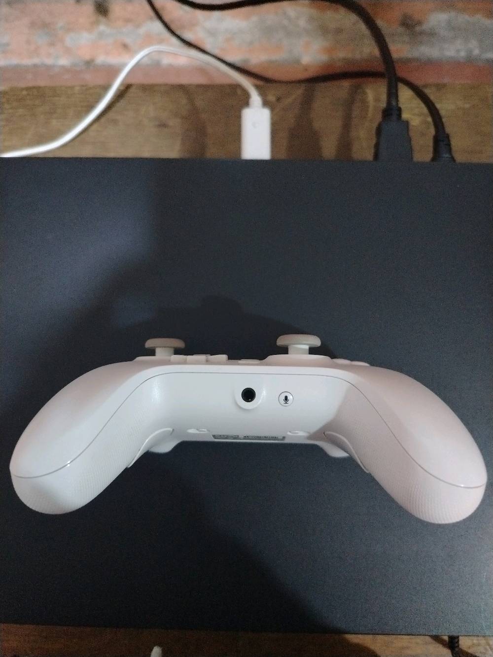 بيعت دراع ألعاب متوافقة مع أجهزة إكس بوكس وبي سي، باللون الأبيض، في حالة جيدة. انسيابي وسهل الاستخدام، يشتغل بسلاسة مع معظم الألعاب. مثالي لمحبي اللعب المحترفين والمبتدئين على حد سواء. الدراع فيه مدخل للميتروفون ومنافذ مختلفة لزيادة التفاعل والراحة أثناء اللعب.