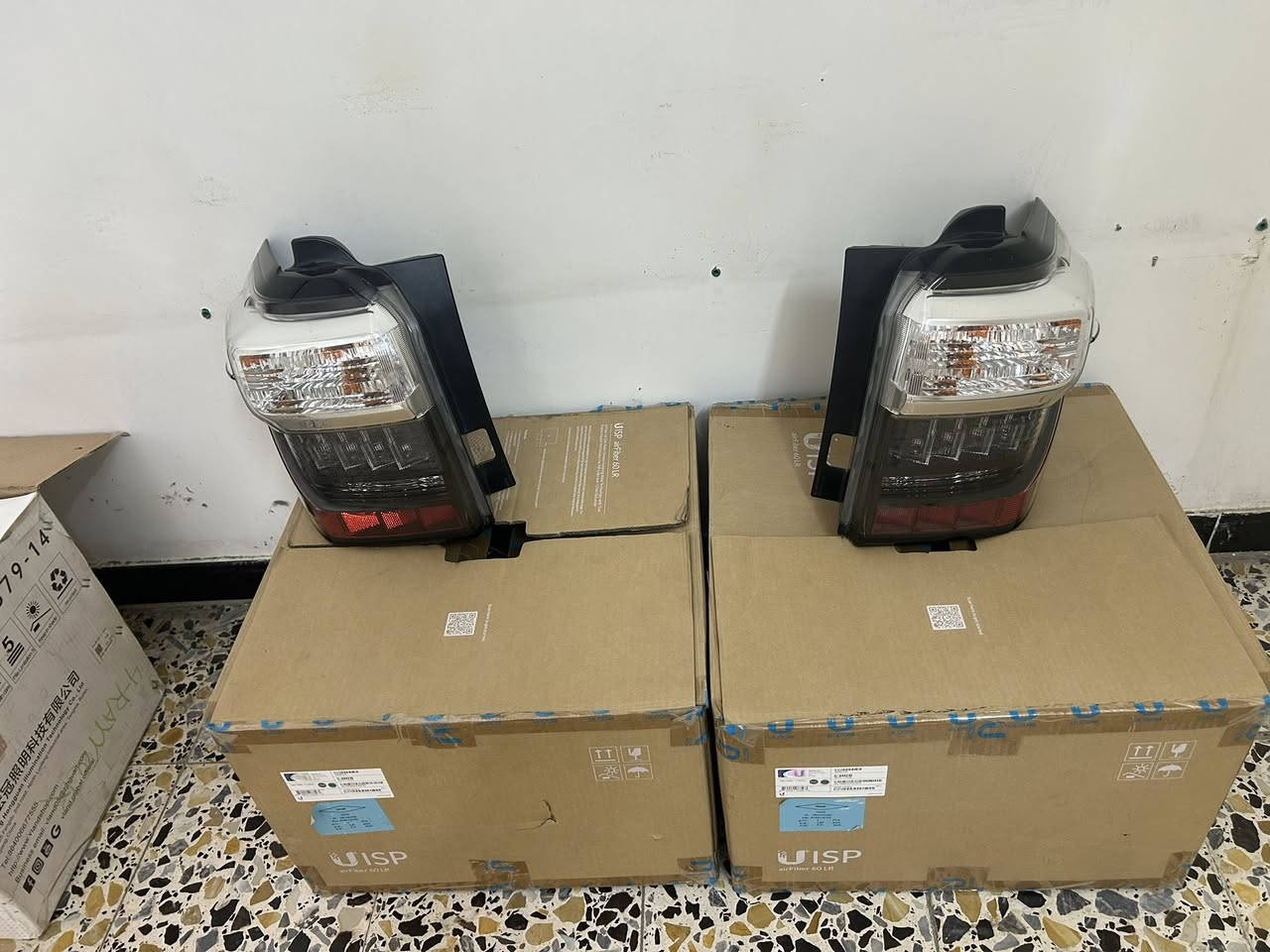 السلام عليكم توفرت لايتات ويك لايت فور رنر اصلي وكالة تنشد من موديل 2014 إلى 2024 للتواصل *********** او واتساب مكاني بغداد يوجد توصيل الى جميع المحافظات
