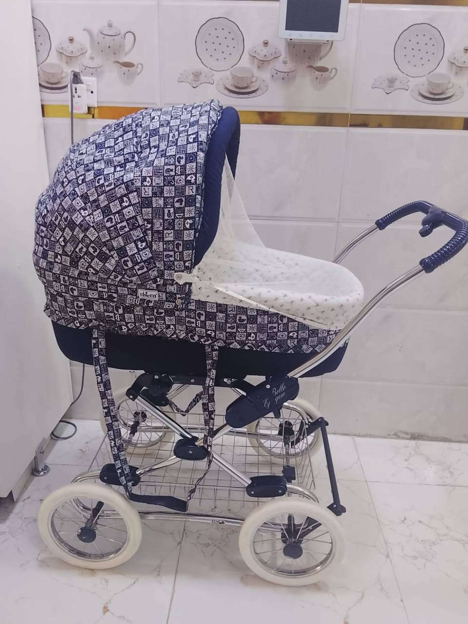 عربانة أطفال Chicco أصلية للبيع
بحالة ممتازة جدًا.
استخدام خفيف جدًا ونظيفة.
قابلة لفصل السلة عن القاعدة.
مع غطاء ومظلة وسلة تخزين سفلية.
جميع العجلات والهيكل بحالة ممتازة.
السعر ٧٠ الف
 للتواصل على الرقم ***********
