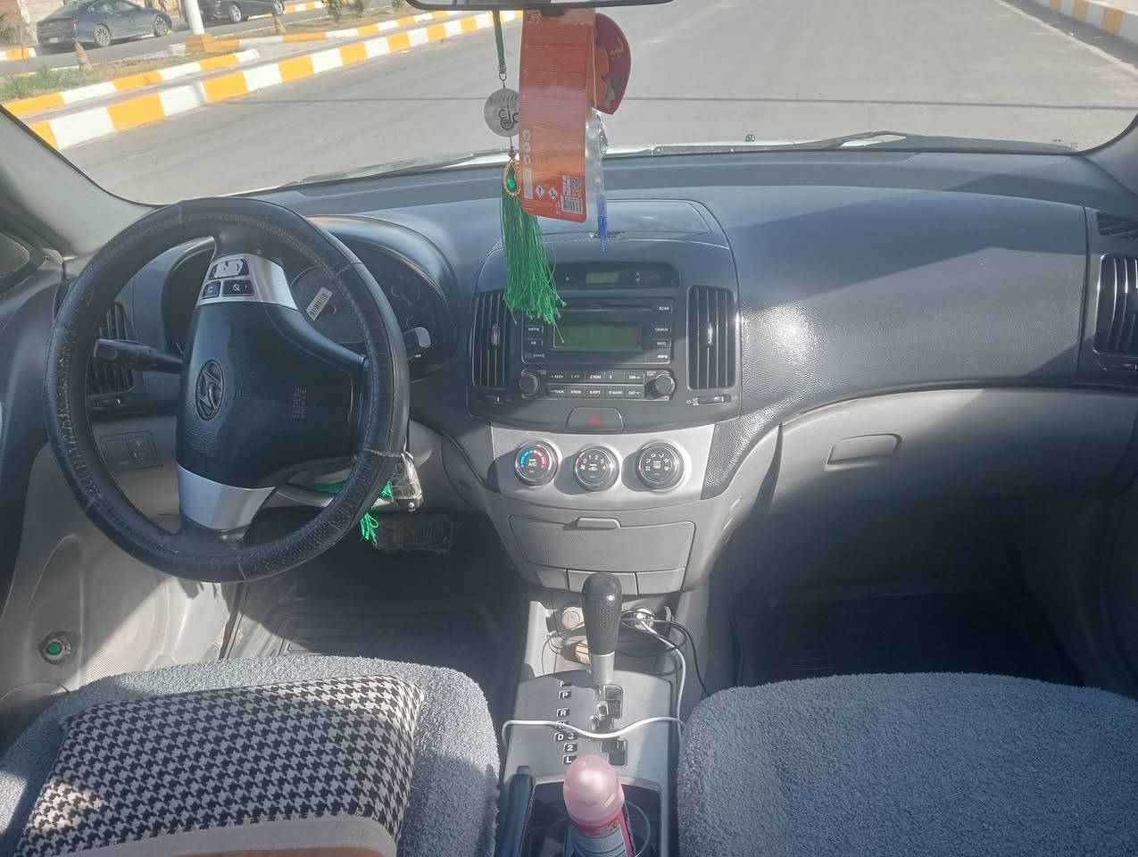 السلام عليكم الانترا موديل 2007 رقم بابل تحويل ثاني يوم  سنويه لغايه 27 مكينه وكير شرطه الفحص تبريد شغال تخم تاير جديد مكفوله من العيب الشرعي حداديه حلوه كهربائيات كلها شغاله السعر 77 بيها مجال العنوان ناصريه مركز شارع يا حسين الاستفسار على الرقم الموجود ***********
