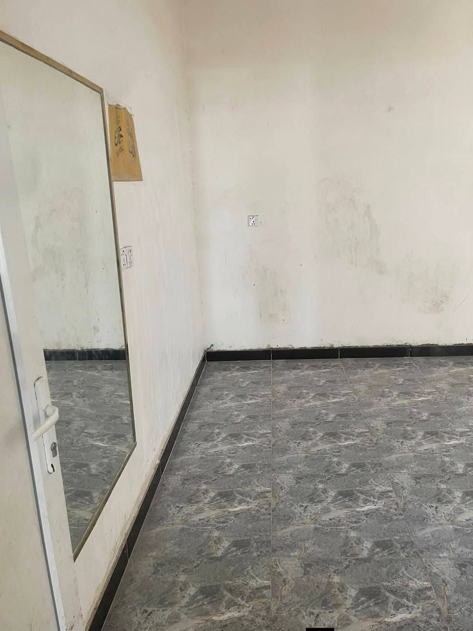 يوجد بيت للبيع في الدوره هورجب 
خلف الاروائي بشارع الفران طابق واحد بنص السوك 
مساحته ١٠٠ متر واجهته ٥ ونزال ٢٠   سعر 45 مليون ✓      
 طابو زراعي سند ٢٥ مكاتبه وقرار محكمة 
للإستفسار ***********  وستاب رصيد

