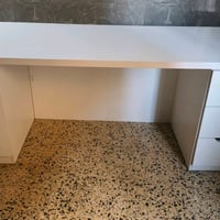 طاوله العرض 190 الطول 75 و الارتفاع ايضا 75 مع ثلاث جرارات ( خانات ) م...