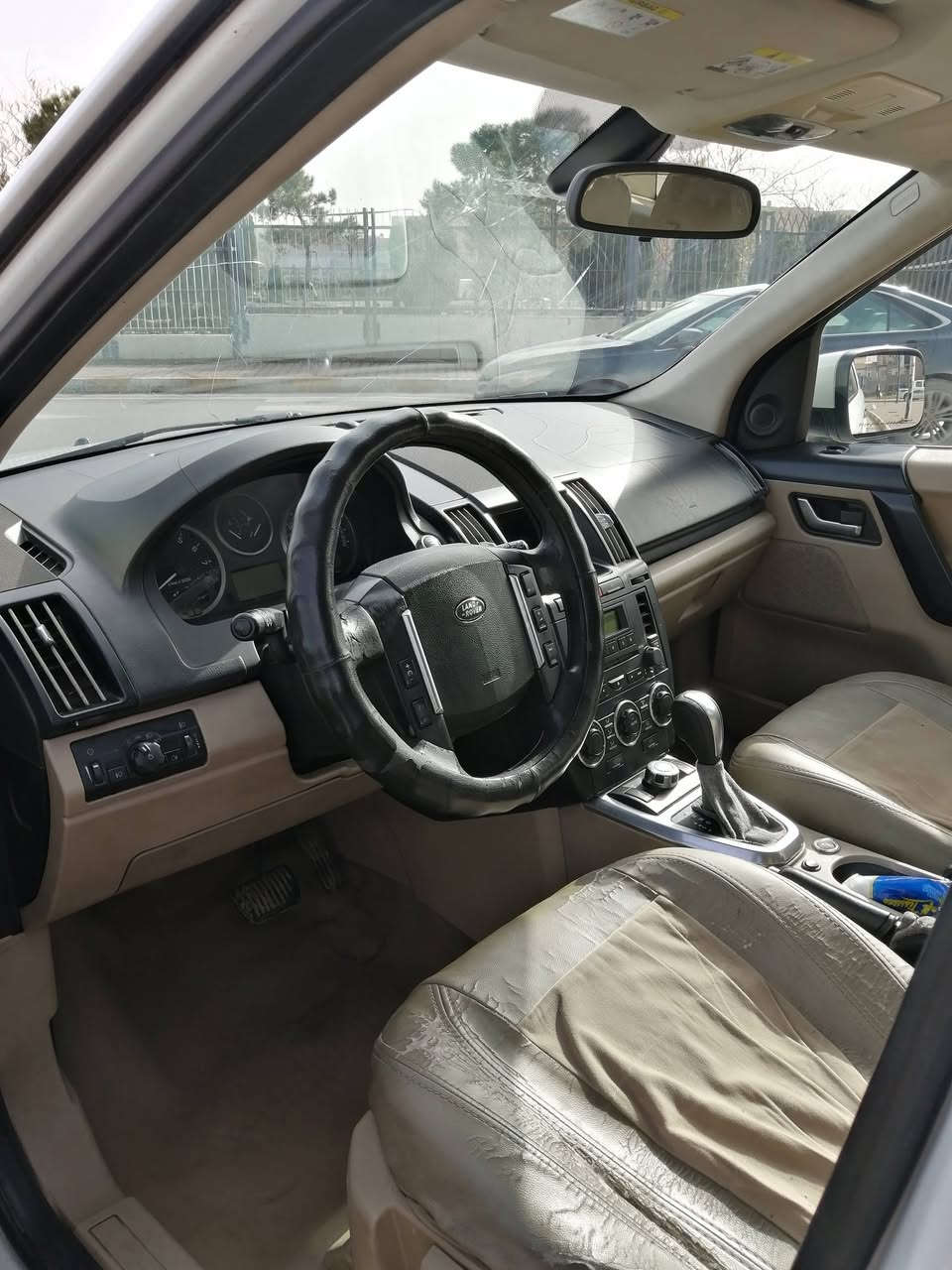 لاند لۆڤەر ٢٠١١ بۆفرۆشتن یان گۆڕینەوە بەتەکسی
سەیارەکە بێ بۆیاخە و بێ دەعم و لێدراوی گێڕو مەکینەی نەکراوەتەوە نرخی ٨٨ گەڵا.
***********
